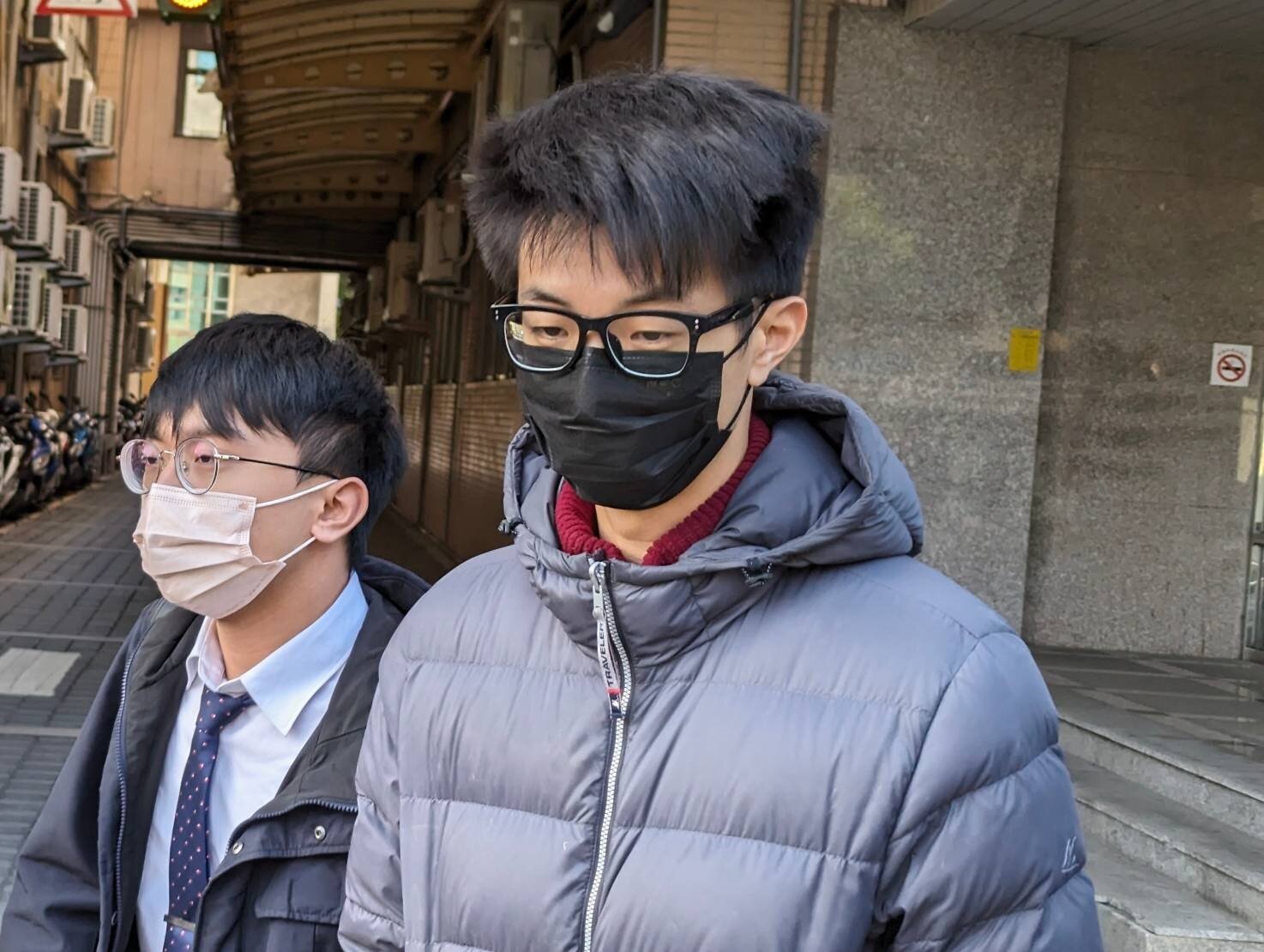 新北市板橋冷氣砸死女大生案今天調解,冷氣行老闆劉智輾表示自己所託非人。記者蔣永佑/攝影