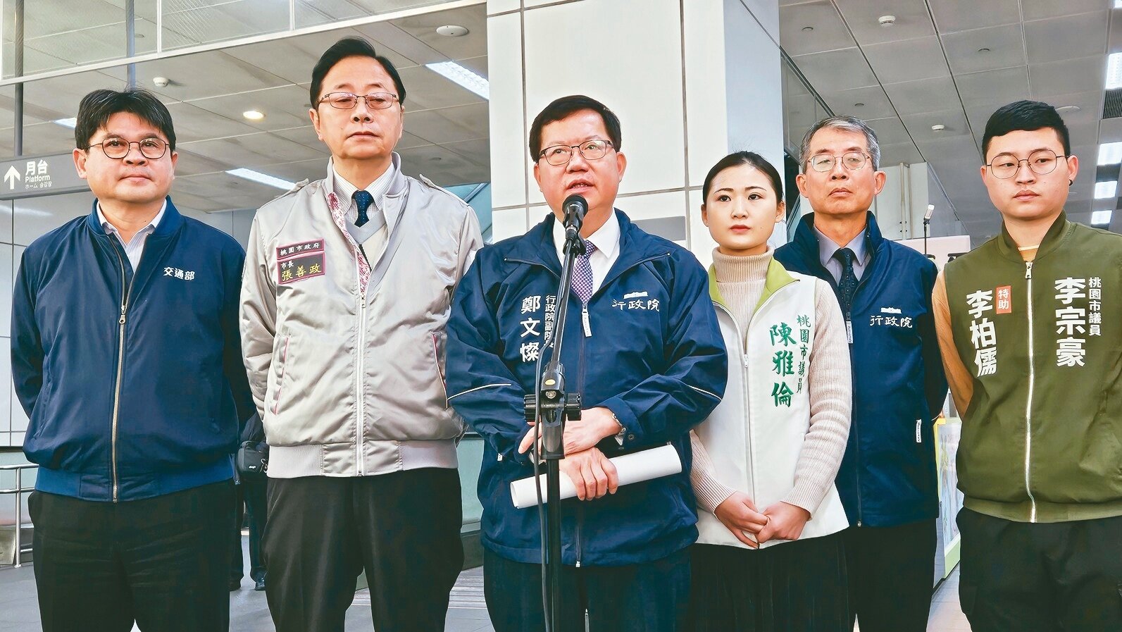 行政院副院長鄭文燦(中)與桃園市長張善政(左二)昨聯袂視察機捷A8站,這是鄭3月第3度訪桃園,昔日「桃園王」頻回防本命區引發議論。記者鄭國樑/攝影