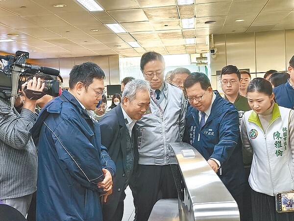 行政院副院長鄭文燦(前排右二)12日與桃園市長張善政(前排右三)視察機場捷運A8站通勤月票TPASS執行狀況,鄭文燦表示,機捷站體聯開部分目前仍屬中央,計畫以10億元轉移給桃園捷運公司,每年還有租金收入,「應該是很划算」。(賴佑維攝)