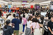 人都出國了　百貨前二月業績退燒