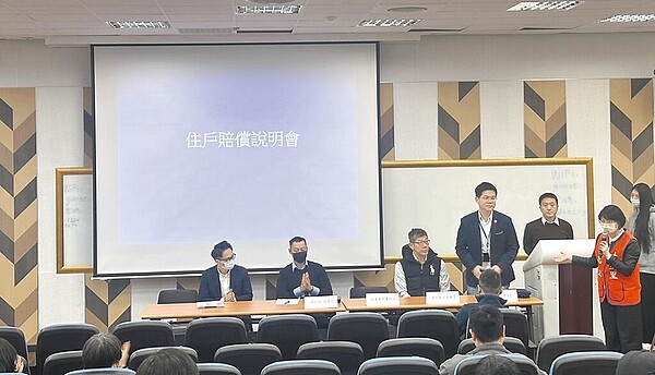 針對基泰大直事件,當地大直里長曹邦全12日晚間7時許邀請「有意願以之前3大公會鑑定之賠償金額為和解條件的民眾」,召開住戶賠償說明會,以加速建築物的賠償。(民眾提供/黃敬文台北傳真)