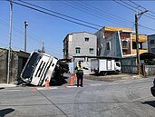 高雄又見天坑吞車　混凝土車側翻