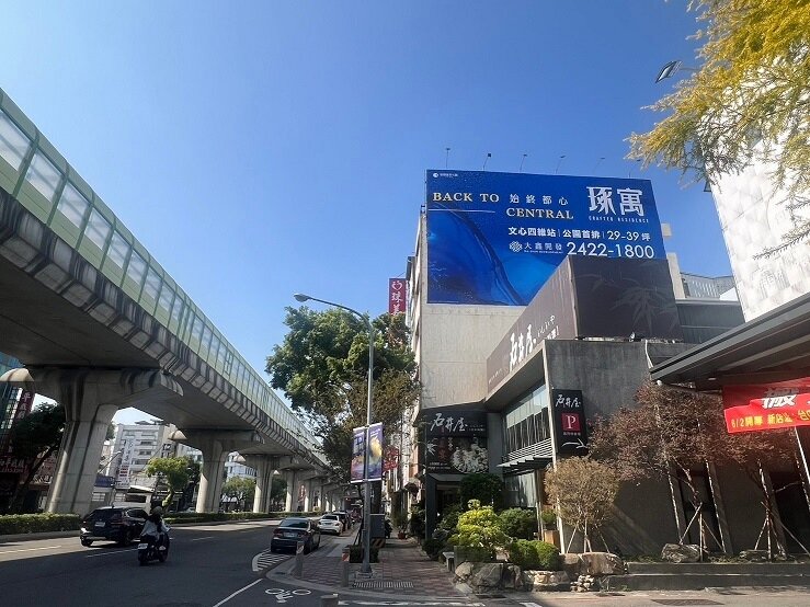 ▼主幹道文心路也是建商推案重點。（圖／<a href="https://house.ebc.net.tw/" data-cke-saved-href="https://house.ebc.net.tw/" target="_blank">EBC地產王</a>&nbsp;張琬聆攝）