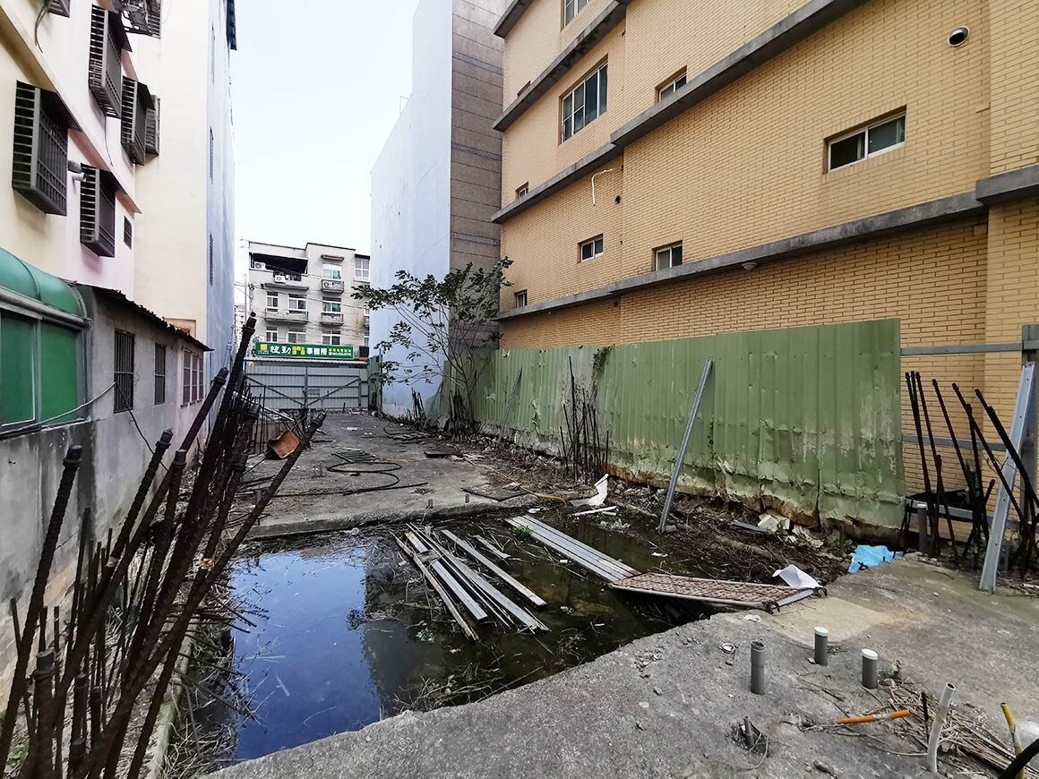 平鎮區南京路一處工地5年閒置危及18戶鄰損，工地鋼筋露、住戶牆壁裂縫龜裂危及安全。記者曾增勳／攝影 