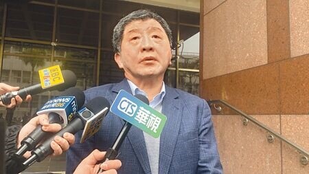 
前衛福部部長陳時中（見圖）不滿美麗電子報董事長吳子嘉說「蘇貞昌政府、陳時中部長A了一億美元」等語，提民事訴訟求償1000萬元。台北地院13日開庭，雙方均親自出庭。（賴佩璇攝）
