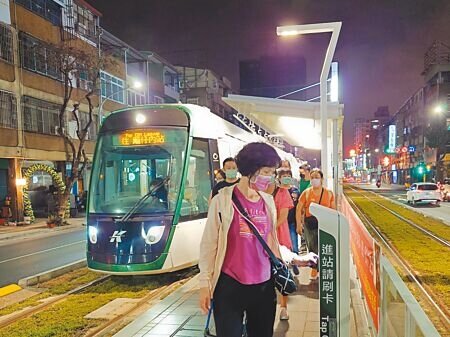 高雄輕軌遭民眾反映收班時間過早,難以利用,市議員希望延長營業時間,學者則建議透過試辦觀察運量。(任義宇攝)