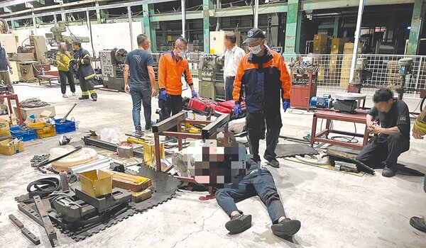 台南市山上區某工廠13日晚間驚傳工安意外，疑員工操作機台時輪圈噴出，釀1死1傷。圖／讀者提供