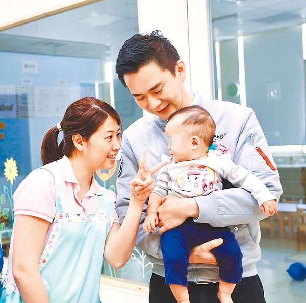 新竹縣竹北市公所開辦第3家公設民營福德托嬰中心,市長鄭朝方(右)盼給予幼童完善的呵護。圖/竹北市公所提供