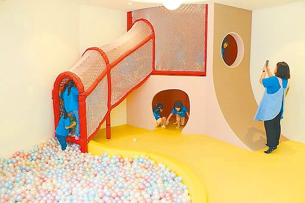 全台第一座性教育主題兒童遊戲場「性平不小室」,2023年11月啟用,但遊戲場1大1小每小時150元的收費讓不少家長望之卻步。圖/新北市社會局提供