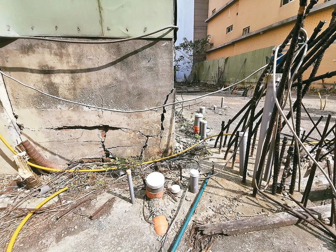 桃園平鎮南京路一處工地閒置5年、造成18戶鄰損，現場鋼筋裸露、住戶牆壁龜裂。記者曾增勳／攝影 