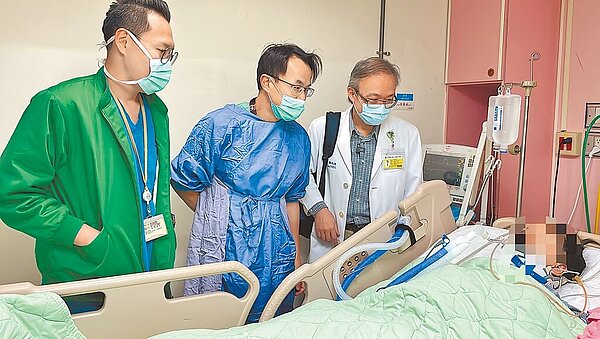 彰化市秀傳醫院醫療團隊13日探查陳姓姊姊狀況,發現姊姊已經醒了,可依指示睜眼閉眼及眨眼。圖/秀傳醫院提供