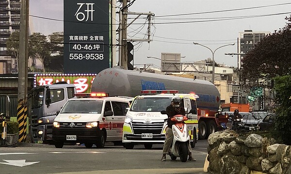 新竹縣竹北市13日下午5時許發生嚴重車禍意外，一名30多歲女子騎乘單車行經中華路與興隆路口時，不慎與瓦斯分裝車發生擦撞。圖／民眾提供