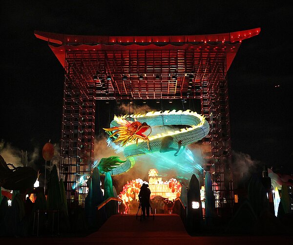 2024新北市燈會今天在大都會公園登場,市長侯友宜與貴賓一起啟動主燈,12米龍宮主燈打上乾冰讓人有騰雲駕霧之感,吸引民眾駐足觀看。聯合報系資料照