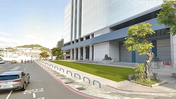 基隆市政府在文化中心前廣場鋪設人工草皮的工程，預期可以美化廣場，也成為新的遊憩空間，但有民眾提出質疑安全問題。基市府都發處澄清，原本的車阻不會撤除，未來也會重新設計、美化，確保民眾安全。圖為完工模擬圖／基隆市政府提供