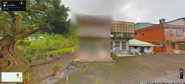 民進黨總統當選人賴清德位在新北市萬里區的老家違建，在Google街景圖上出現大塊朦朧面紗。圖／摘自Google地圖