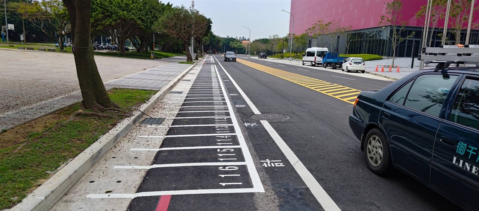 樂天桃園棒球場鄰近機捷A19站,周邊機車格過少,導致無處可停冒險停在人行道,桃園交通局回應,會勘後將20格汽車格塗銷,畫設120格新車格,預計4月開始計次收費1次30元。記者翁唯真/攝影