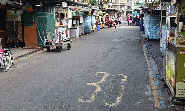道路翻新前。圖/台北市新工處提供