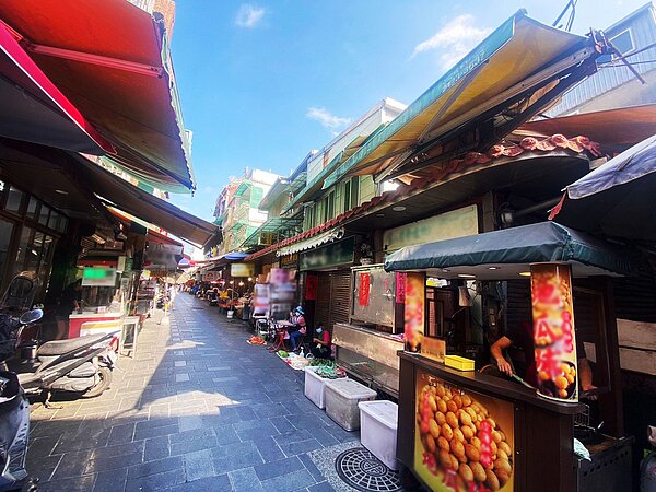 金山第一公有零售市場商業活動興盛。圖/新北市都更處提供