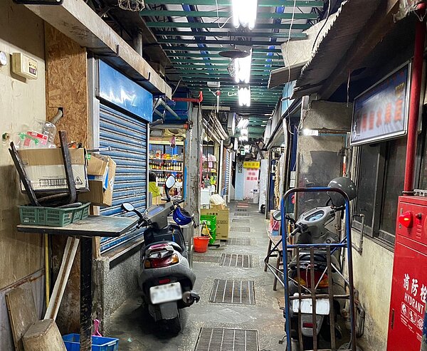 市場攤位狹小且設備老舊。圖/新北市都更處提供