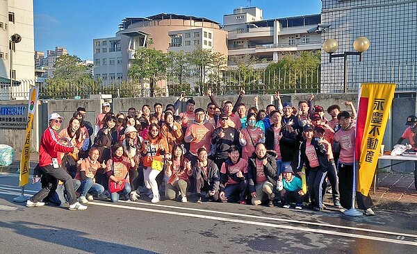永慶不動產與永義房屋夥伴們擔任補給站志工,為參加比賽的跑者加油外,也有近50位同仁報名參賽。圖/永慶房產集團提供