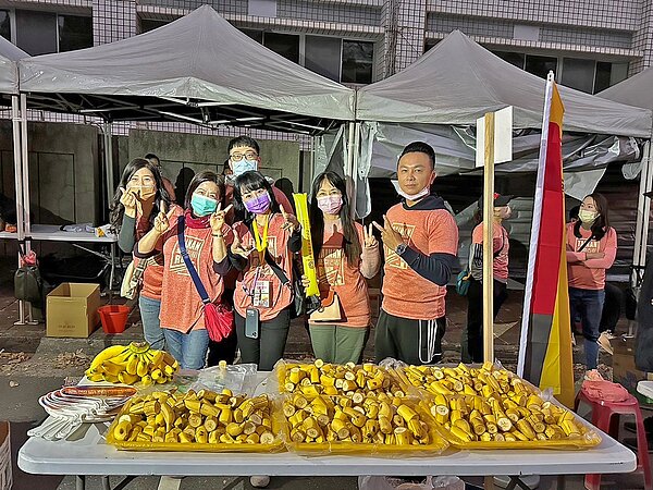 永慶不動產暨永義房屋台南區經管會擺滿一整桌水果,讓跑者在補給站補足元氣繼續挑戰賽程。圖/永慶房產集團提供