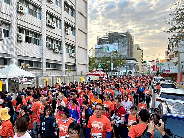 「2024臺南古都國際半程馬拉松」5K健康休閒組超過6000人參加,永慶不動產暨永義房屋台南區經管會提供補給物資熱血相挺。圖/永慶房產集團提供