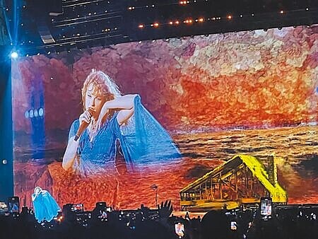 美國流行樂天后泰勒絲「時代巡迴演唱會」,會場中音樂、舞蹈、舞台、燈光一氣呵成,表演毫無冷場,讓前去朝聖的粉絲如癡如狂。圖∕佘葳芸
