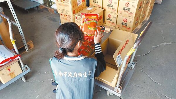 台南市衛生局持續查核下架含蘇丹紅的問題產品，截至14日已下架4萬9762公斤。（台南市政府提供／曹婷婷台南傳真）