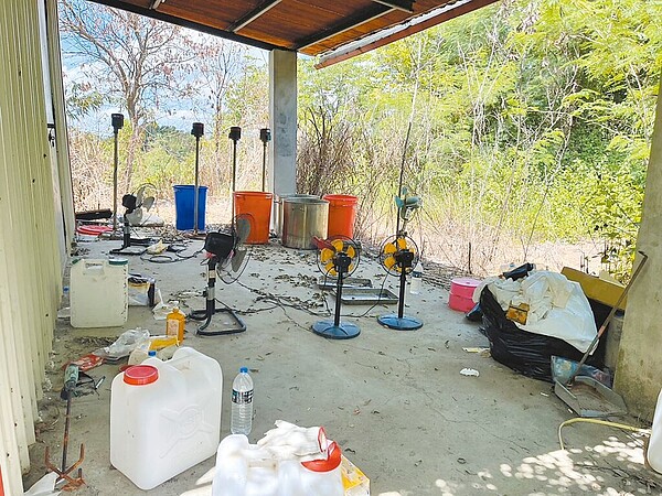 台南市刑大偵六隊2023年在東山區破獲一處製毒工廠,現場都是製毒的工具與容器。(讀者提供/程炳璋台南傳真)