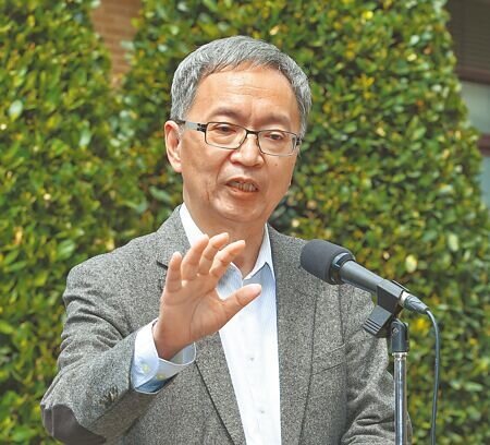 
衛福部長薛瑞元在14日表示，重大兒虐會議是地方本來就可以召開的，但中央地方之間的溝通與解釋並不是很順暢，中央有責統一，這是衛福部所必須要負起的責任。（王英豪攝）
