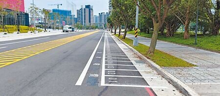 樂天桃園棒球場鄰近機捷A19站,通勤族增加周邊機車格少,時常有機車停在人行道,交通局會勘後將20格汽車格塗銷改畫設120格新車格,4月起計次收費1次30元。(呂筱蟬攝)