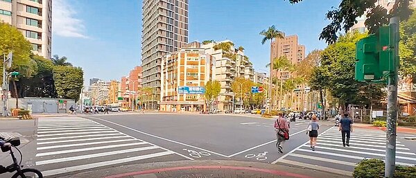 台北市交工處持續辦理路口紅綠燈行人綠燈早開計畫,截至今年2月,北市已累計設置970處路口,約35%號誌化路口。(台北市交工處提供/劉彥宜台北傳真)