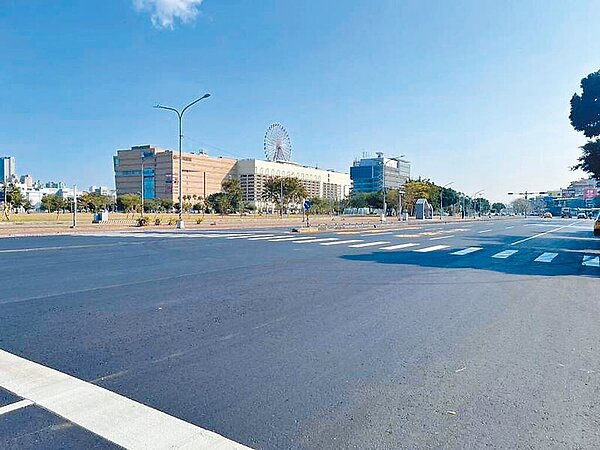 高市府工務局道路養護工程處近期針對前鎮區擴建路進行改善，就近取材使用中鋼轉爐石搭配改質瀝青刨鋪翻新。圖／高市工務局提供