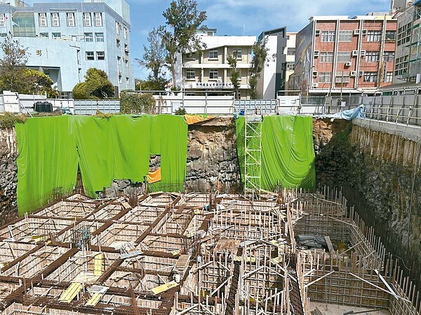 澎湖首宗民間自主都更案停擺半年未改善維護,澎湖縣政府將連續罰。圖/澎湖縣政府提供