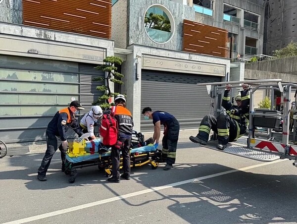 高雄一名傅姓工人14日下午在左營區一處民宅5樓修理採光罩,不慎一腳踩破,跌進屋內頭破昏迷被送醫急救。圖/記者石秀華翻攝