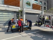 高雄工人修5樓民宅採光罩　一腳踩破跌進屋內頭破昏迷