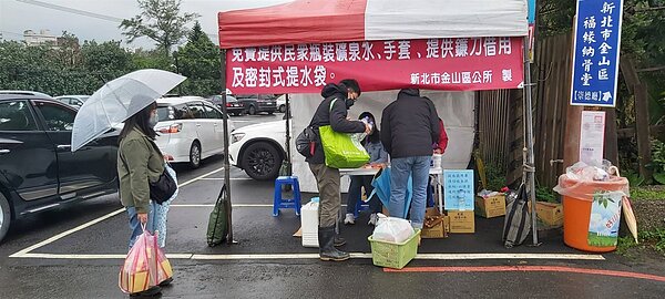 歷年清明服務站民眾借用鐮刀等掃墓工具。圖／新北市政府提供