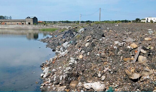 合法申請農田土壤改良困難,載運廢棄土的車輛流竄雲林農田及魚塭,圖為一處魚塭被回填廢棄土。(雲林縣府提供/周麗蘭雲林傳真)