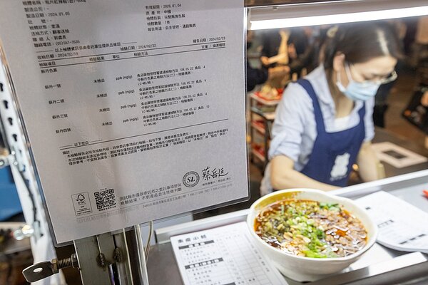 行政院於院會說明,未來將成立「食安檢驗基金」嚴格把關食品安全。圖為樂華夜市的酸辣粉攤商貼出自己送檢驗的報告,證明自家商品並未含有蘇丹紅色素。圖/聯合報系資料照