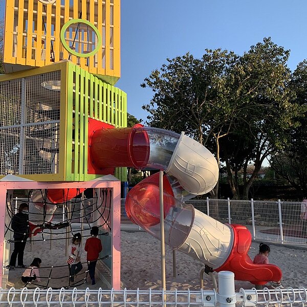 中市建設局近日完成新社區復盛公園「櫻花特色共融遊戲場」,打造6.3公尺櫻花主題溜滑梯,為山城地區最高滑梯。圖/中市府提供