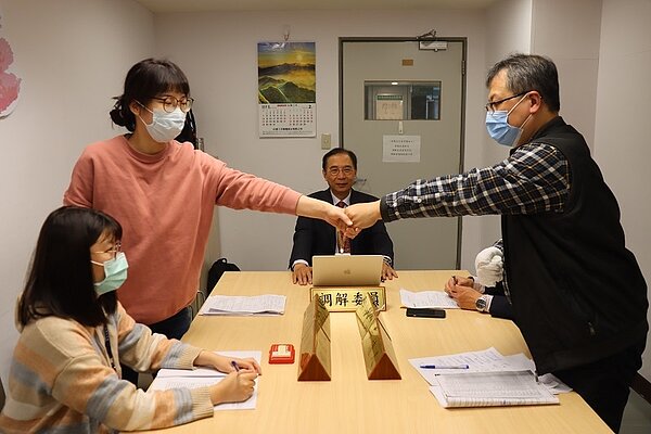 歷經兩次調解，資方與阿宏達成和解，阿宏最終獲得451萬元職災補償金 示意圖／新北市政府提供