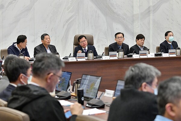 行政院副院長鄭文燦主持「行政院推動桃園航空城核心計畫專案小組第24次委員會議」。圖/行政院提供