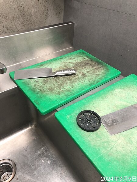 新竹縣某間連鎖火鍋店遭民眾反映有衛生問題,衛生局稽查後發現環境有冷凍庫結霜、砧板髒污等缺失,要求業者限期改善。圖/新竹縣衛生局提供