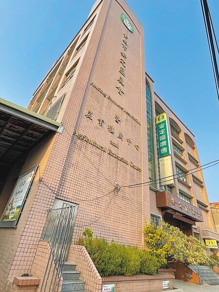 南科特定區持續開發,周遭的台南安定區農地價格近3年也持續飆漲達10倍,導致安定區農會存款激增,至今已達95億元。(寶智華攝)