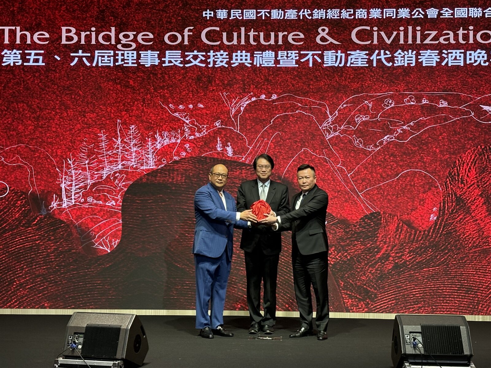 龍登建築機構董事長戴嘉聖(右一)接任第6屆理事長,內政部長林右昌到場擔任監交人。記者游智文/攝影