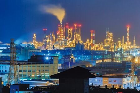 碳費明年開徵！包括中鋼、台塑化等業者被徵收碳費機率高。圖為高雄石化工業區。（本報資料照片）