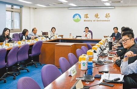 環境部15日召開台灣首次的碳費費率審議會，邀請相關機構、專家學者、民間團體等代表，初步討論未來碳費審議程序。（粘耿豪攝）