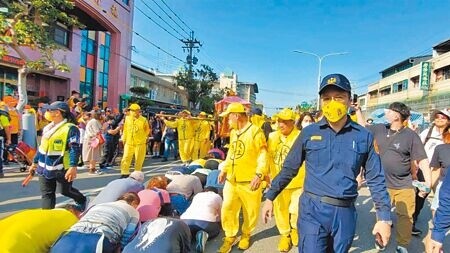 苗栗白沙屯拱天宮媽祖徒步進香預計行經台中市龍井、大肚與烏日等區，警方15日公布，轄區內部分路段19日7時至22時及24日18時至翌日4時將實施道路管制，呼籲民眾配合。圖為2023年白沙屯媽祖進香情形。（本報資料照片）