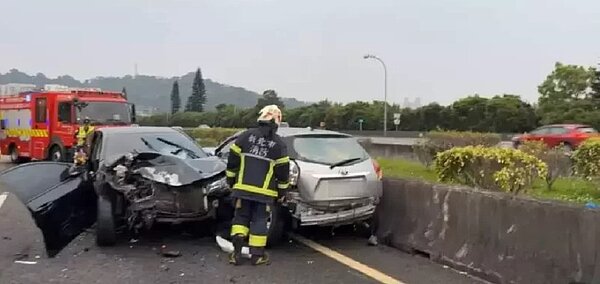 國道三號北上安坑隧道今天傳出9車追撞,二人無生命跡象。圖/記者王長鼎翻攝