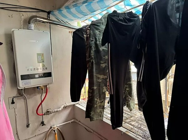 蔡姓一家五口上周因一氧化碳中毒送醫急救,圖為蔡家陽台掛滿衣服示意圖。圖/家屬提供